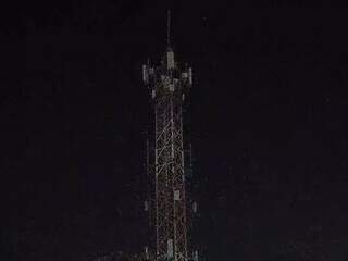 Homem é visto no alto de torre de telefonia, na Vila Bandeirantes. (Foto: Juliano Almeida)