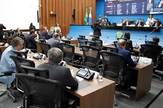 Plenário Júlio Maia lotado durante a sessãoi desta terça-feira (16) (Foto: Wagner Guimarães)
