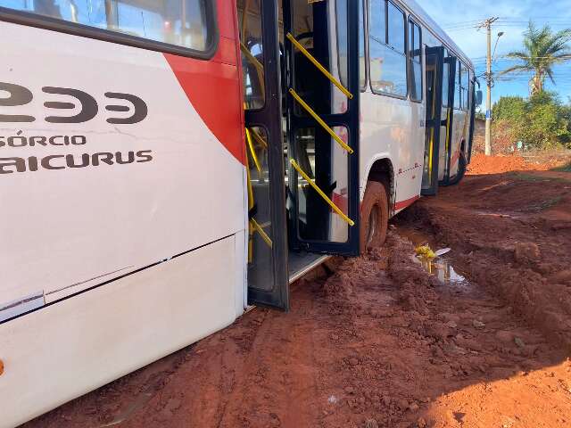 Mesmo sem chuva, &ocirc;nibus atola no Noroeste e morador se revolta