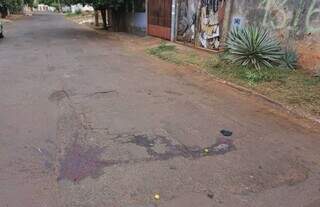 Sangue da vítima ficou espalhao pela rua do Bairro Guanandi (Foto: Paulo Francis)  