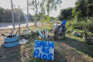 Porta de geladeira tirada de córrego de Jardim virou placa com apelo: &#34;Salve os rios&#34;. (Foto: Paulo Francis)