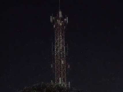 Homem que atacou bombeiros com fogo segue em torre; trânsito é interditado