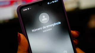 Mulher tenta ligar para o número 193 diretamente do aparelho celular. (Foto: Lucas Mamédio, Arquivo/Campo Grande News)