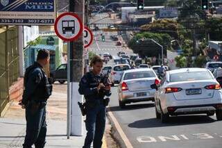 Fiscalização em corredor de ônibus na Rua Rui Barbosa (Foto: Henrique Kawaminami)