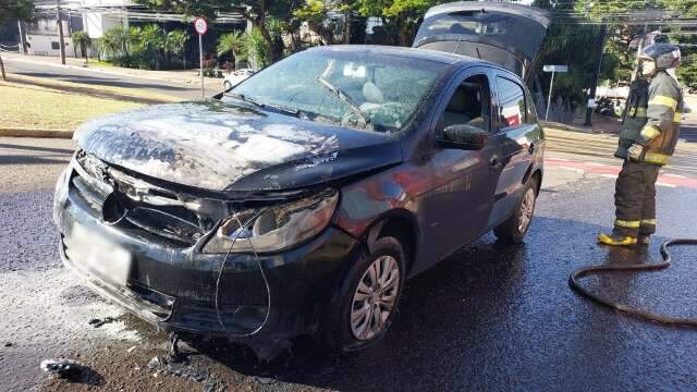 Carro &quot;apaga&quot;, tem explos&atilde;o e pega fogo na Avenida Afonso Pena