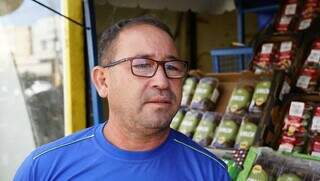 Vendedor de frutas, Luciano da Silva Souza, com seus produtos expostos no Centro da Capital (Foto: Alex Machado)