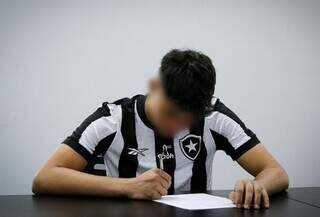 Bruno Samudio durante assinatura do contrato como Botafogo (Foto: Instagram/Reprodução)
