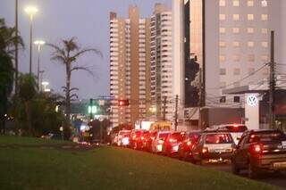 Congestionamento em horário de pico: estudo sugere mais transporte coletivo e meios não motorizados (Foto: Arquivo)