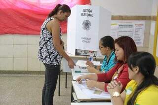 Eleitora confirmando biometria antes da votação emm processo eleitoral de 2022, na Escola Municipal Padre Tomaz Ghirardelli, em Campo Grande (Foto: Arquivo/Paulo Francis) 