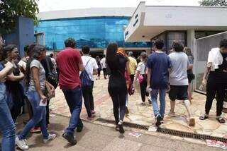 Estudante chegando à Uniderp, universidade em Campo Grande que recebe estudantes pelo Prouni (Foto: Campo Grande News/Arquivo)