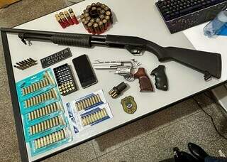 Munições, espingarga, revólver e aparelho celular foram recolhidos para perícia. (Foto: Reprodução/Polícia Civil)