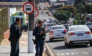 Mesmo com a presença dos agentes na Rua Rui Barbosa, motoristas passam pela faixa exclusiva para ônibus (Foto: Henrique Kawaminami)