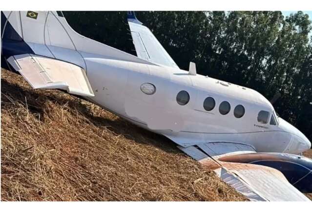 Trem de pouso falha e avi&atilde;o sai da pista durante decolagem