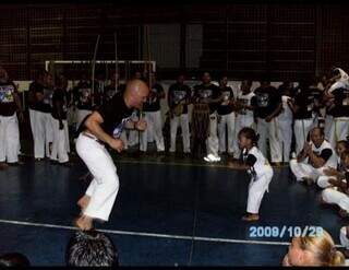 Thays e o Pai José Augusto, durante competições de capoeira (Foto: Arquivo Pessoal)