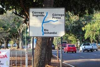 Placa que indica o local onde desaguam os Córregos Segredo e Prosa (Foto: Juliano Almeida) 