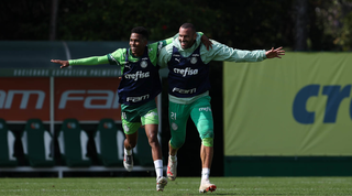 Estêvão e Weverton em momento de descontração no treino do Palmeiras (Foto: Cesar Greco/SEP)