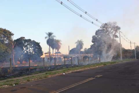 Incêndio em terreno baldio deixa bairro Piratininga sem energia elétrica por 1h 