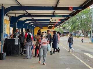 Movimento em terminal de ônibus de Campo Grande (Foto: Marcos Maluf)