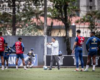 Técnico Fabio Carille, ao centro, orienta jogadores em treino (Foto: Raul Baretta/Santos FC)