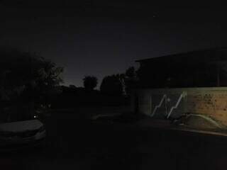 Esquina da Rua Centro Oeste ficou às escuras na noite desta quinta-feira (18). (Foto: Direto das Ruas)