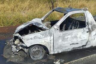 Carro destruído por fogo na BR-267, em Nova Andradina. (Foto: Nova News)