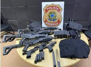 Fuzis e pistolas apreendidos pela Polícia federal em MS. (Foto: Divulgação)