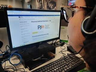 Eleitora faz consulta pública o site do PJe (Processo Judicial Eletrônico). (Foto: Caroline Maldonado)