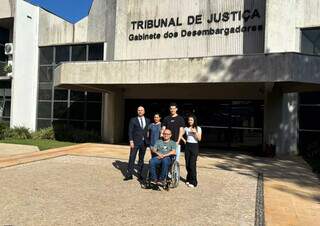 O advogado Eduardo (de terno) junto com Mauro e sua família após a sessão de julgamento (Foto: Divulgação)