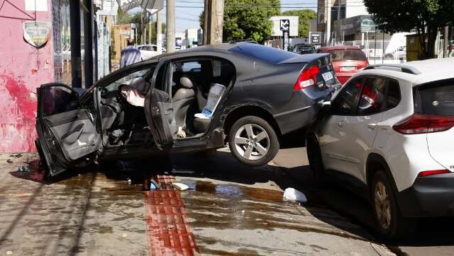 Ap&oacute;s ser fechado, carro &eacute; arremessado em parede de com&eacute;rcio no Centro