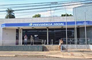 Agência do INSS (Instituto Nacional do Seguro Social) no Bairro Coronel Antonino, na manhã desta quinta-feira (18). (Foto: Paulo Francis)