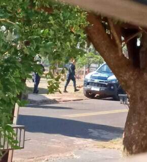 Equipe da PM ao sair da casa da adolescente no Santa Luzia. (Foto: Direto das Ruas)