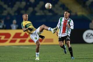 Jogadores disputam a posse da bola durante confronto entre Cuiabá e Palestino. (Foto: Gil Gomes/Cuiabá)