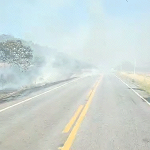 Fumaça de incêndio encobre estrada e morros da Serra da Bodoquena