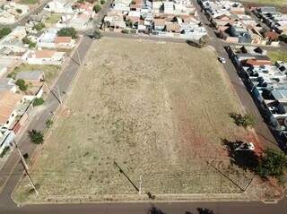 Vista aérea da área em que seria construído conjunto habitacional, no bairro Monte Castelo. (Foto: Arquivo/Campo Grande News) 