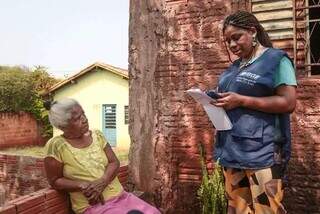 Recenseadora do IBGE entrevista moradora da comunidade Tia Eva, a maior comunidade quilombola de MS (Foto: Arquivo/Marcos Maluf)