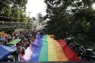 Bandeira com as cores do orgulho LGBTQIAPN+ durante a Parada da Diversidade em Campo Grande (Foto: Arquivo)