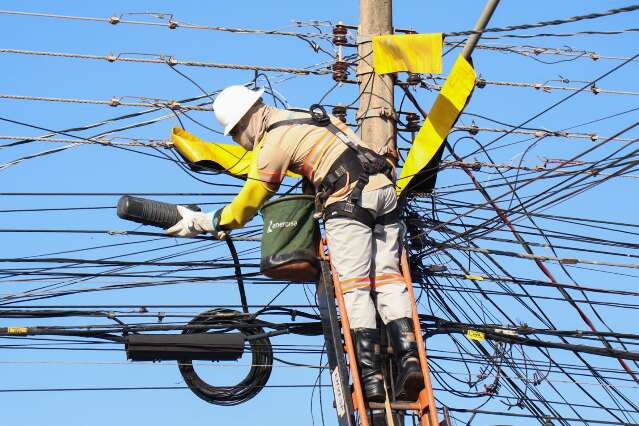 Em mais um dia, fiscaliza&ccedil;&atilde;o recolhe 5 km de fia&ccedil;&atilde;o irregular