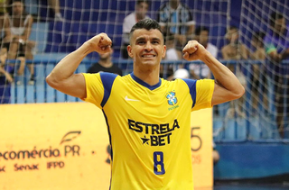 Marcênio com a camisa da seleção brasileira (Foto: Divulgação)