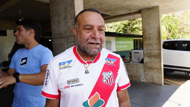 Presidente do Comercial, Cláudio Barbosa, com a camisa do seu clube (Foto: Alex Machado)