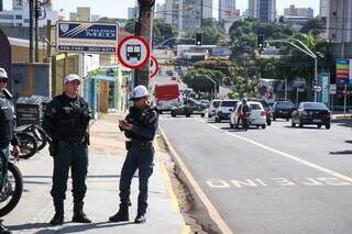 Fiscalização em corredor de ônibus na Rua Rui Barbosa (Foto: Henrique Kawaminami)