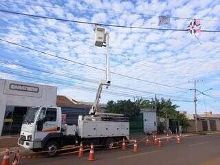 Funcionários da Energisa retiram pipas de fios elétrico, no bairro Caiobá (Foto: Arquivo/Divulgação)
