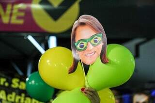 Balões verde e amarelo e máscara de Adriane Lopes (PP) durante lançamento de pré-candidatura (Foto: Juliano Almeida)