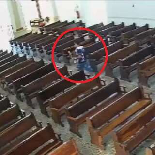 Preso homem filmado furtando candelabro de bronze em igreja