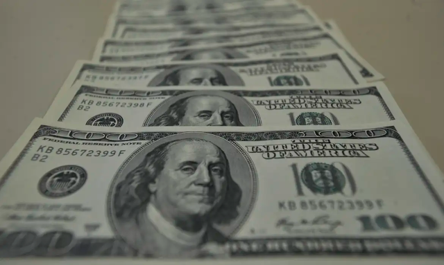 D&oacute;lar fecha a R$ 5,60 com apag&atilde;o cibern&eacute;tico e elei&ccedil;&otilde;es americanas