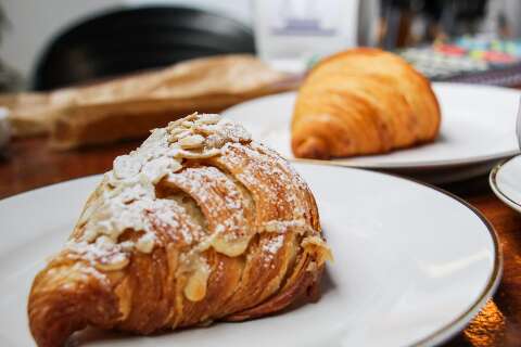 Com croissants e tarteletes, vitrine traz um pedacinho da França 