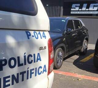 SUV envolvida em acidente com morte foi levada para a sede do SIG em Dourados (Foto: Antonio Coca)