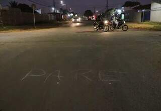 Moradores escreveram &#34;PARE&#34; com giz para sinalizar Avenida General Alberto Carlos Mendonça Lima (Foto: Henrique Kawaminami)