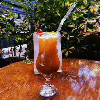 Bebida gelada, “Shakeratto Orange” é servido com cereja. (Foto: Jéssica Fernandes)