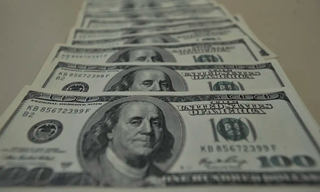 Cédulas do dólar, moeda norte-americana utilizada para transações internacionais. (Foto: Marcello Casal Jr./Agência Brasil)