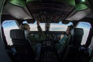 Pilotos da Força Aérea Brasileira dentro do avião KC-390 sobre o Pantanal (Foto: Sargento P. Silva)